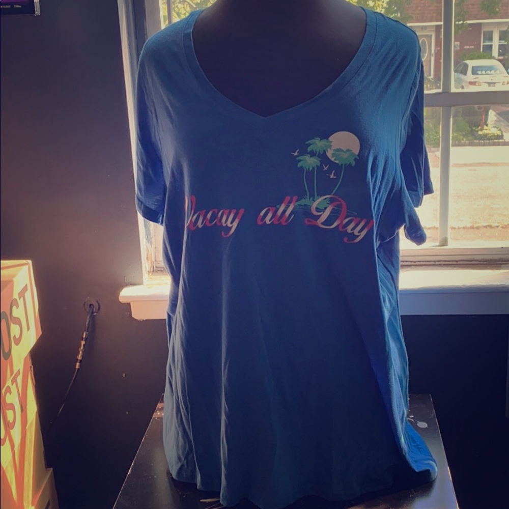 Blue V-neck shirt with words Vacay all day